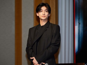 映画『牛首村』完成報告会見に登壇した高橋文哉