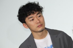 映画『ちょっと思い出しただけ』公開記念舞台あいさつに登壇した松居大悟監督