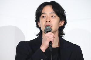 映画『ちょっと思い出しただけ』公開記念舞台あいさつに登壇した池松壮亮