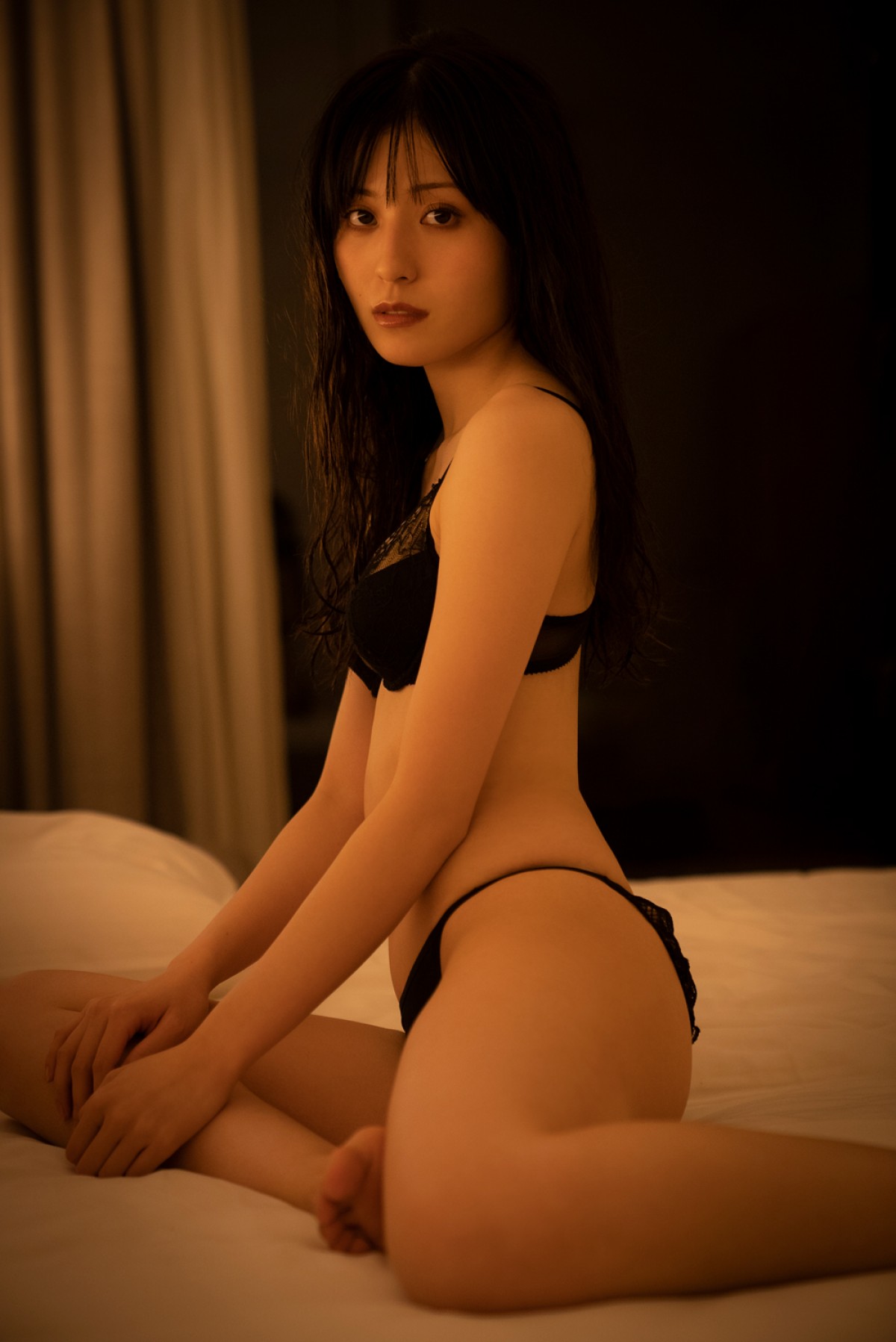 26時のマスカレイド・吉井美優、白＆黒、2種類の下着カット　1st写真集より先行公開