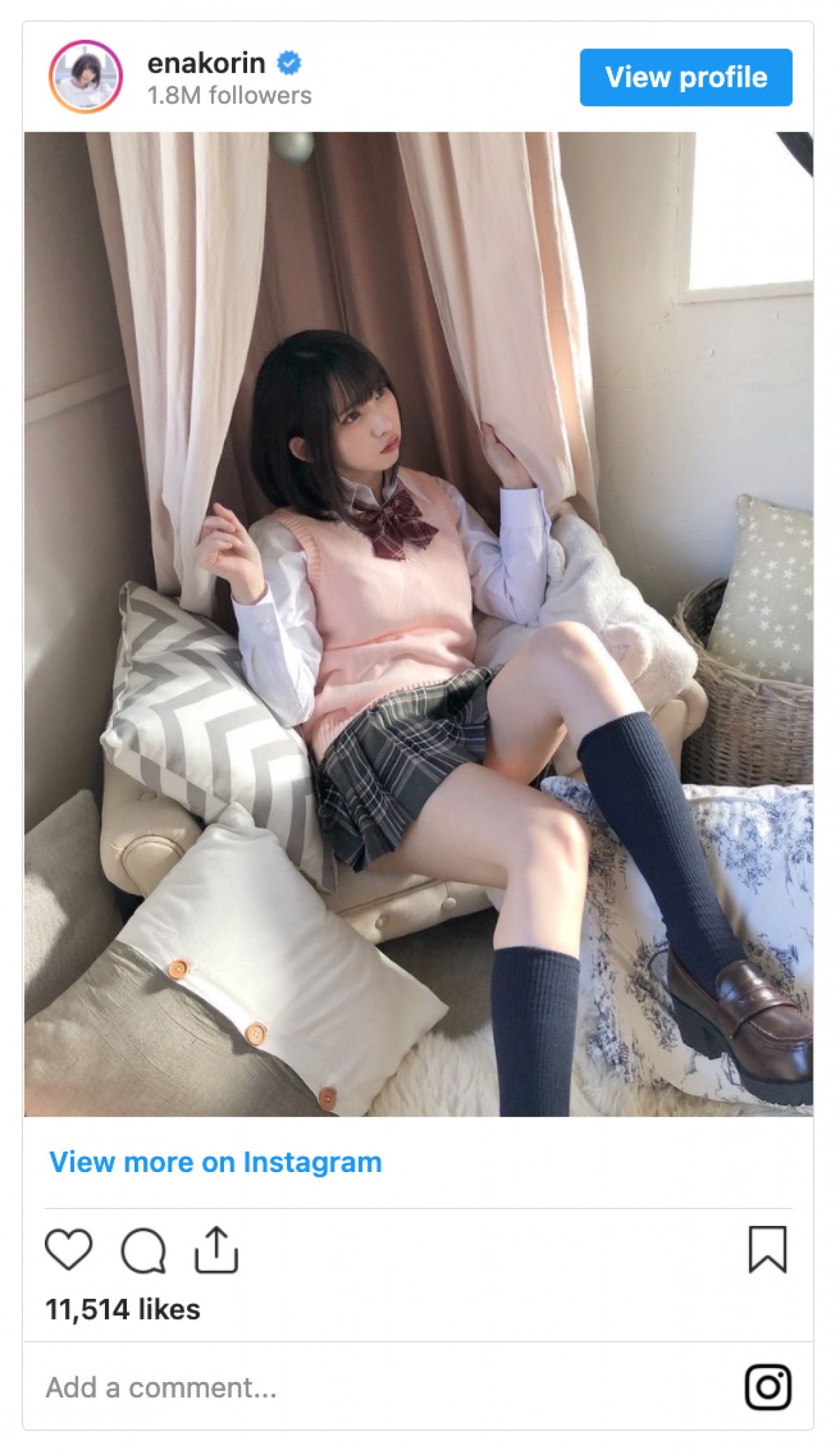 えなこ、ミニスカ＆紺色ソックスの制服姿　「似合いすぎ」「かわいい」絶賛集まる