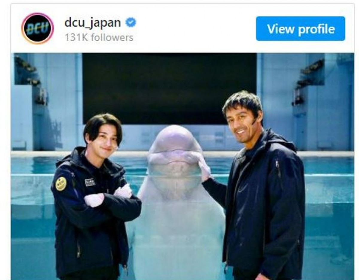 『DCU』阿部寛＆横浜流星がシロイルカとオフショット「癒される」「みんないい笑顔」