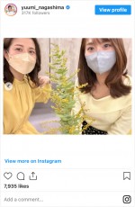 ミモザの花と並んだ永島優美と井上清華　※「永島優美」インスタグラム