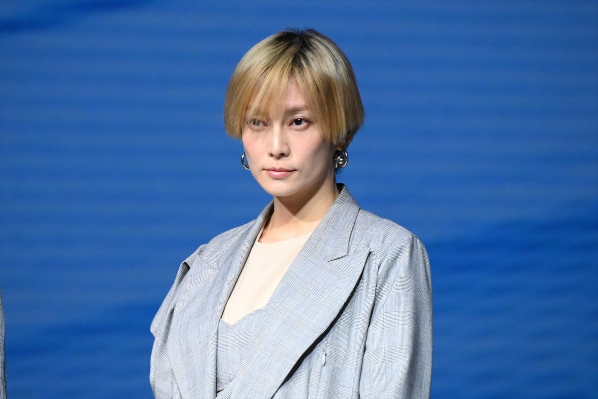 高橋一生、役作りで筋肉モリモリ→新調したスーツ作り直し　柴咲コウ「身長も伸びた？」