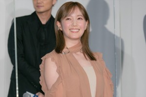 本田翼、『劇場版ラジエーションハウス』完成披露舞台あいさつに登場