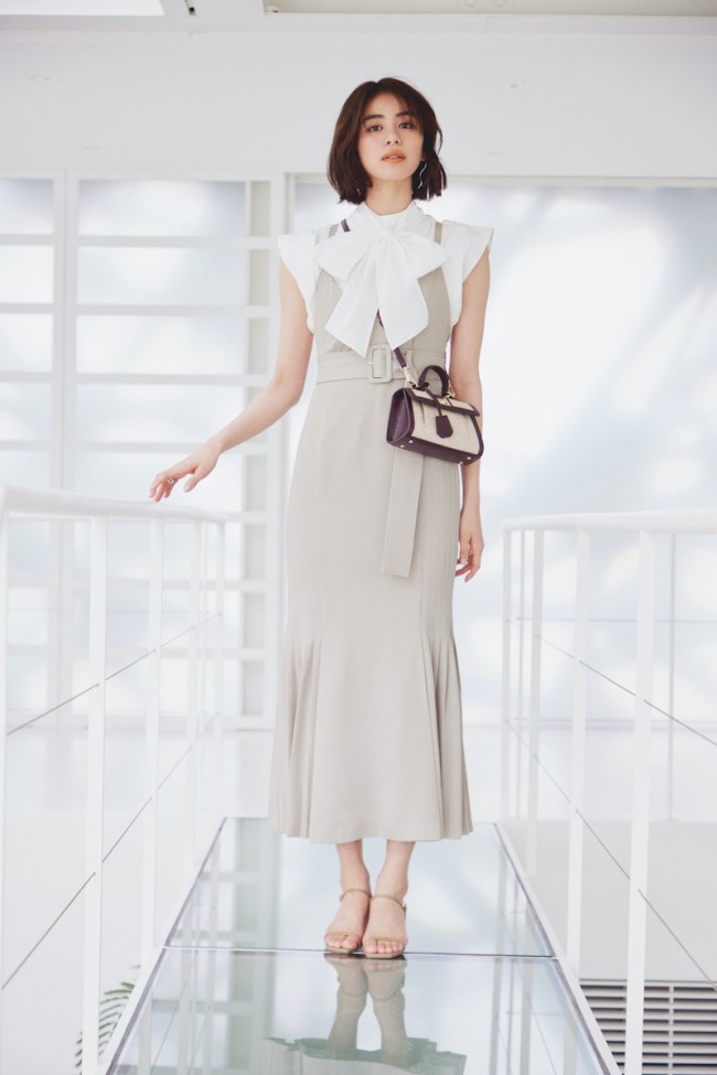 佐藤晴美「SNIDEL」夏コレクションをまとう! クリアで洗練された着こなしを披露