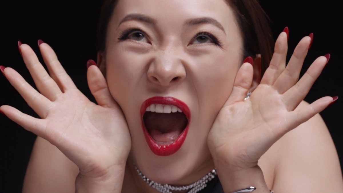 フワちゃん、ドレッシーでクールな“大人美女”に激変「美女すぎて誰かと思った」と反響