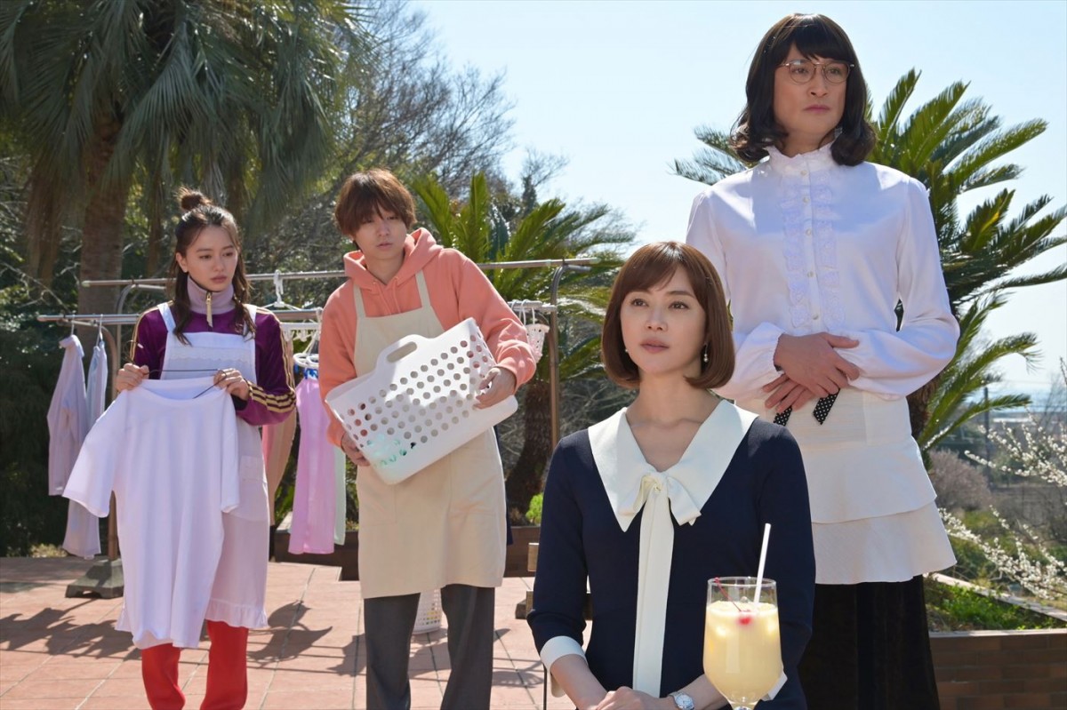 ドラマ『家政夫のミタゾノ』第1話より(左から)山本舞香、伊野尾慧、観月ありさ、松岡昌宏