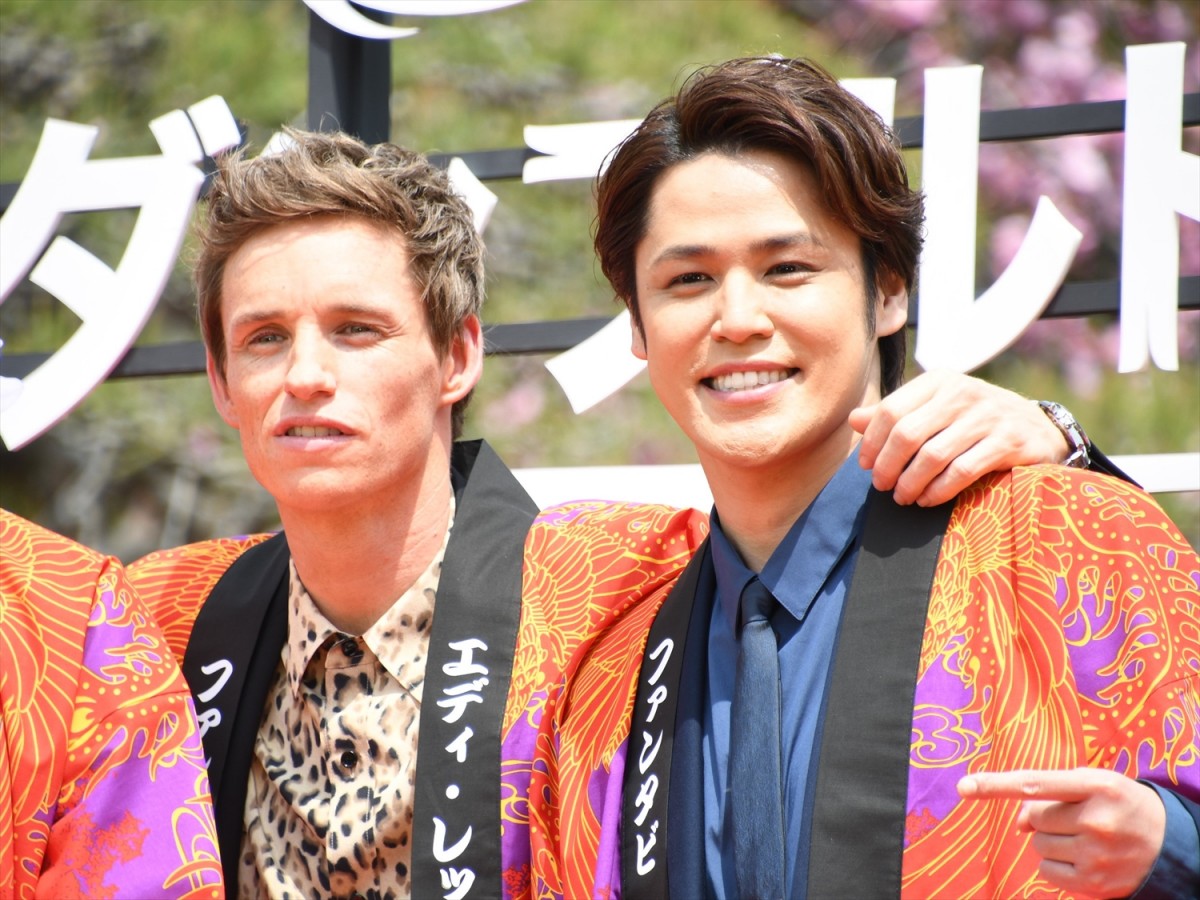 エディ・レッドメイン、3年4ヵ月ぶり5度目の来日　宮野真守と熱い抱擁を交わす！