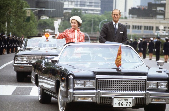 来日時の1975年5月9日、都内をオープンカーでパレードし、沿道に手を振るエリザベス女王とフィリップ王配