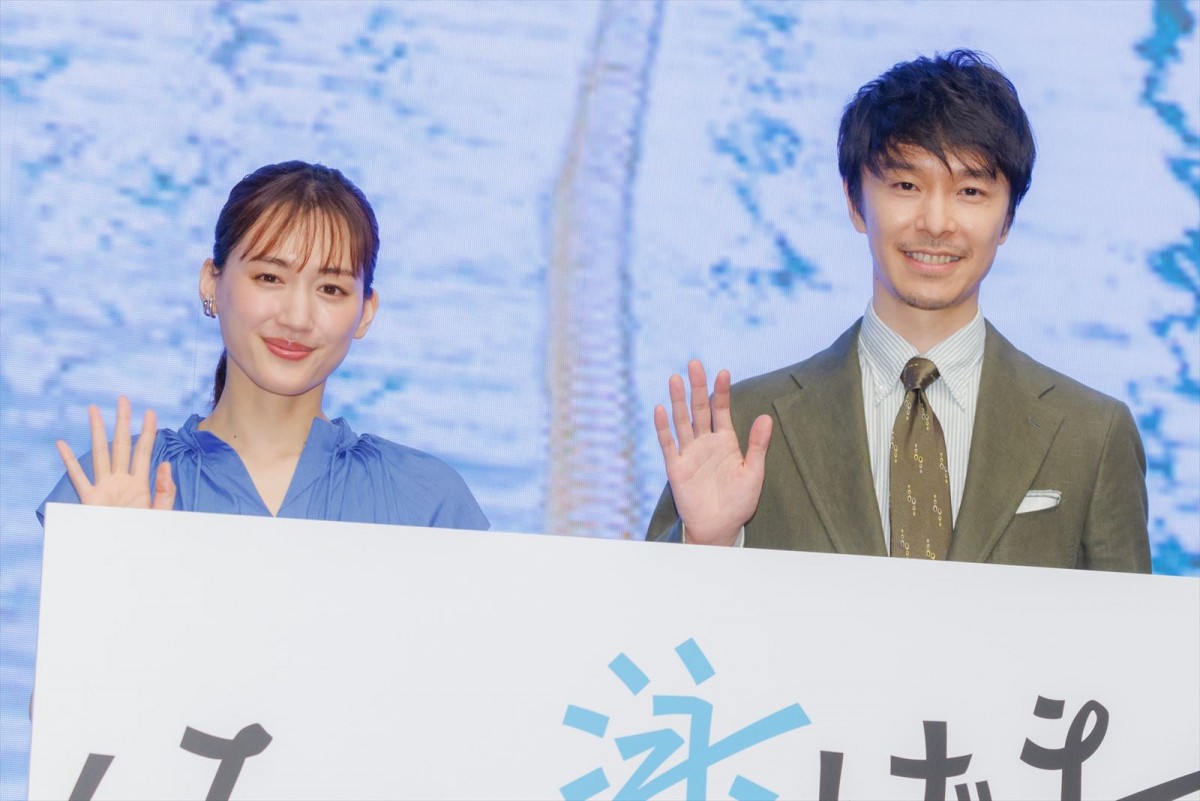 映画『はい、泳げません!』公開直前イベントに出席した(左から)綾瀬はるか、長谷川博己