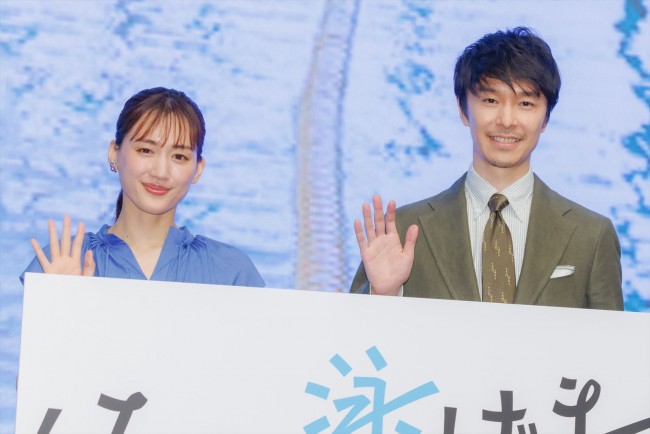 映画『はい、泳げません！』公開直前イベントに出席した（左から）綾瀬はるか、長谷川博己