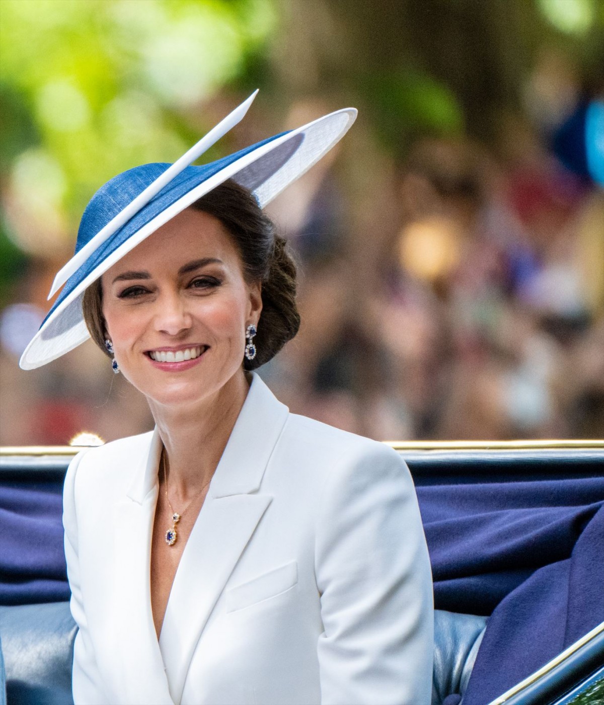 プラチナジュビリー始まる！　宮殿バルコニーに女王、ウィリアム王子一家らロイヤルメンバー集結