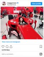 F1に乗り込む笑顔のマギー　※「マギー」インスタグラム