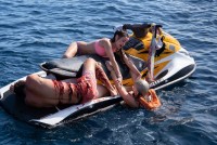 水上バイクで漂流中の5人組をサメが襲う！『海上48hours』新カット解禁