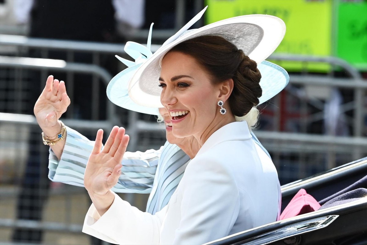 英キャサリン妃、ダイアナ妃愛用のイヤリングで祝賀イベントに