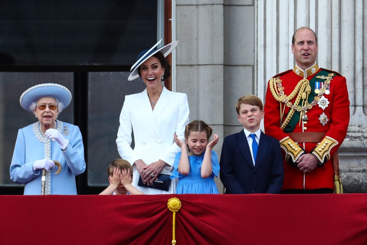 英王室ルイ王子、バルコニーで見せたキュートすぎるモーメントに視線集中