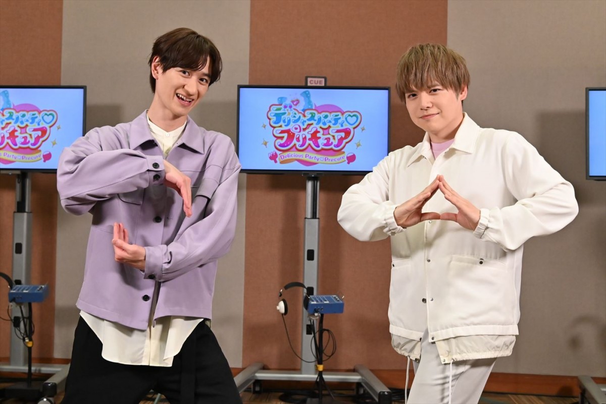 アニメ『デリシャスパーティ・プリキュア』エンディング主題歌のダンスの最後のポーズをきめる(左から)宮田俊哉、内田雄馬。内田はキュアプレシャス、宮田はキュアスパイシーのポーズ