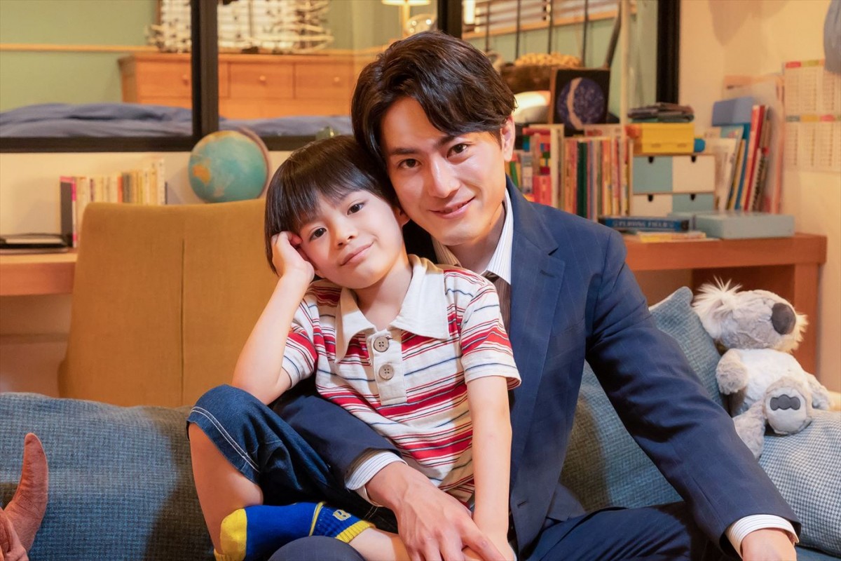 ドラマ『魔法のリノベ』で親子役を演じる(左から)岩川晴、間宮祥太朗