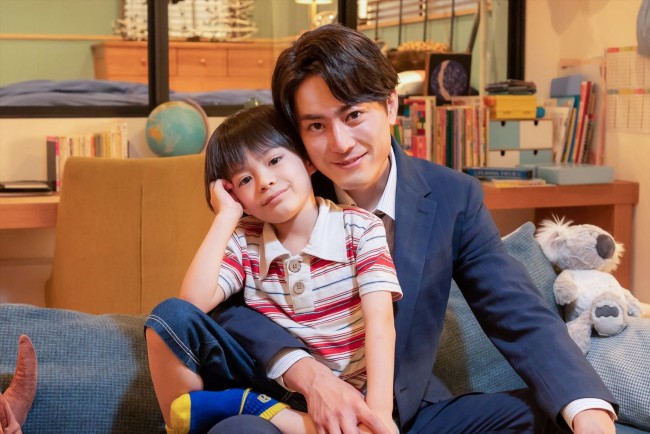 ドラマ『魔法のリノベ』で親子役を演じる(左から)岩川晴、間宮祥太朗