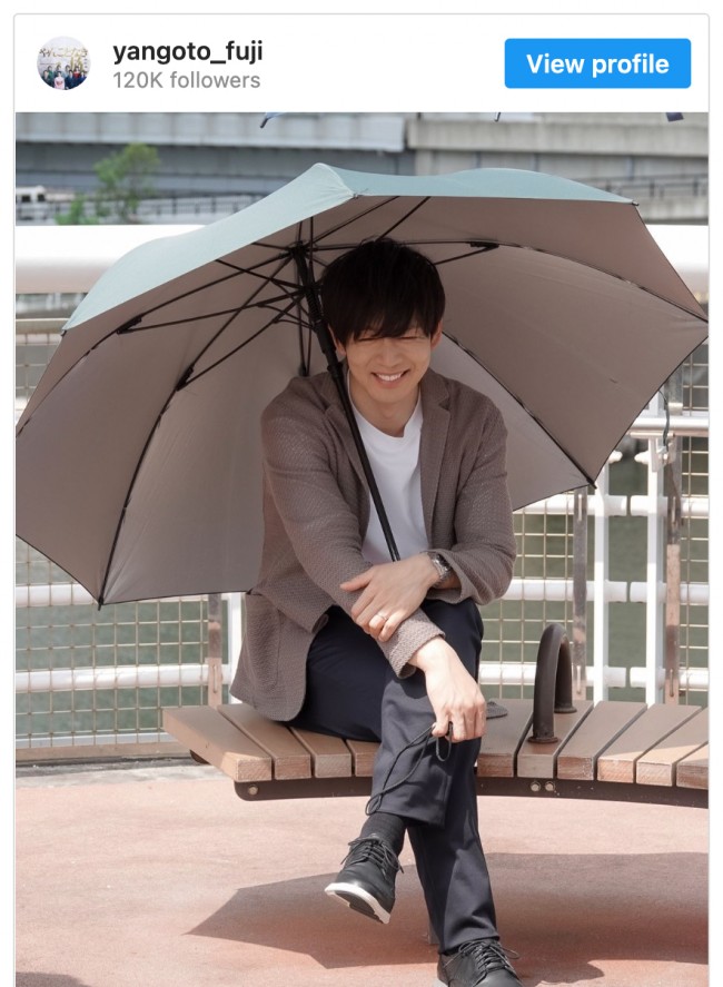 日傘の下で笑顔を見せる松下洸平　※ドラマ『やんごとなき一族』公式インスタグラム