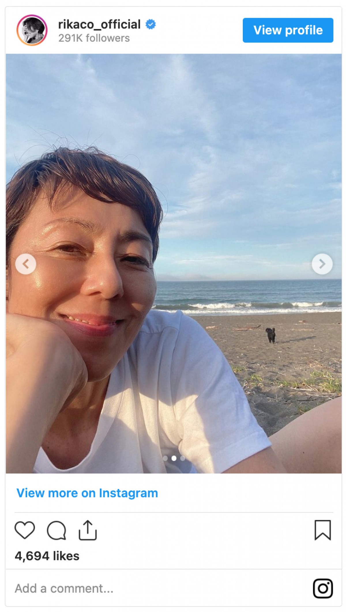 RIKACO、“白Tにスエット”で海辺　飾らない休日の姿に反響「爽やかカッコいい」