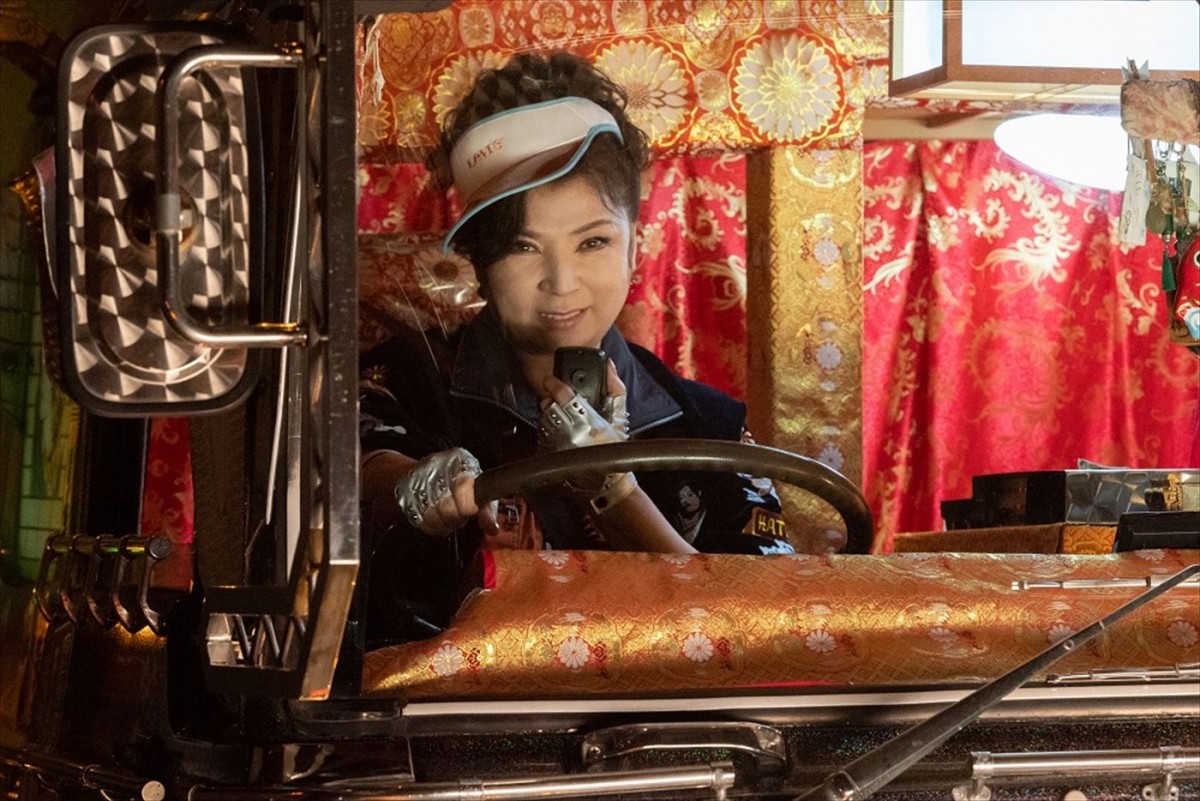 八代亜紀、『スーパー戦闘 純烈ジャー 追い焚き☆御免』で純烈を乗せて走る女トラッカーに