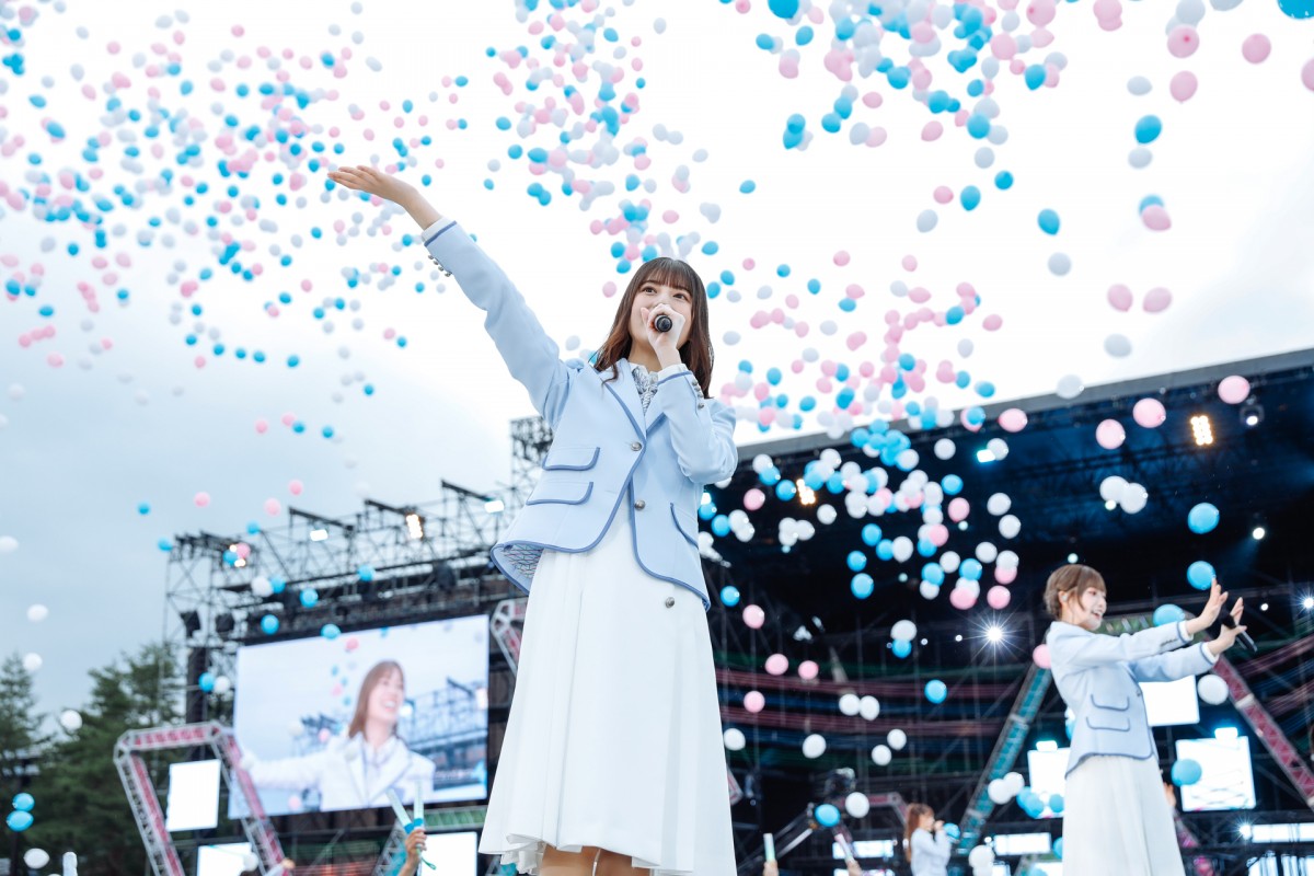 日向坂46、“W-KEYAKI FES.”で欅坂46曲を披露　ラストで会場は欅坂×櫻坂×日向坂カラーに