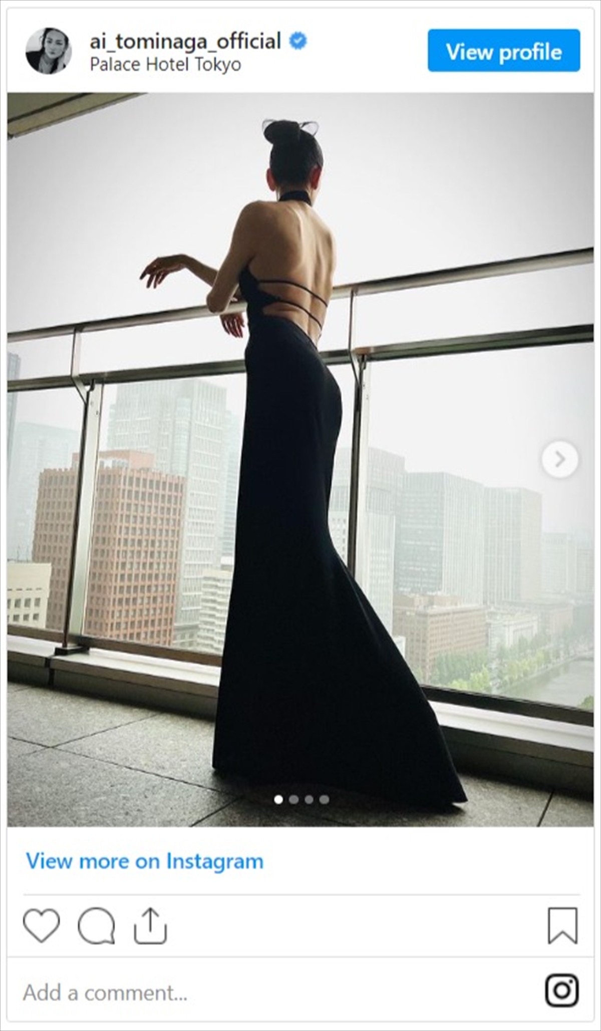 冨永愛、大人の色香あふれるブラックドレス姿　ベッドに寝そべる美ショットに絶賛の声