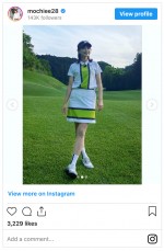 望月梨恵がミニスカートのゴルフウェア姿を披露　※「望月理惠」インスタグラム