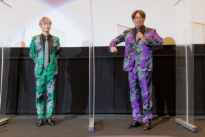 『スーパー戦闘 純烈ジャー 追い焚き☆御免』完成披露舞台あいさつに登場した（左から）後上翔太、酒井一圭