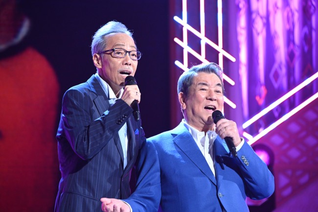『24時間テレビ 45』（日本テレビ系）でで“最後のサライ”を熱唱した谷村新司（左）と加山雄三（右）