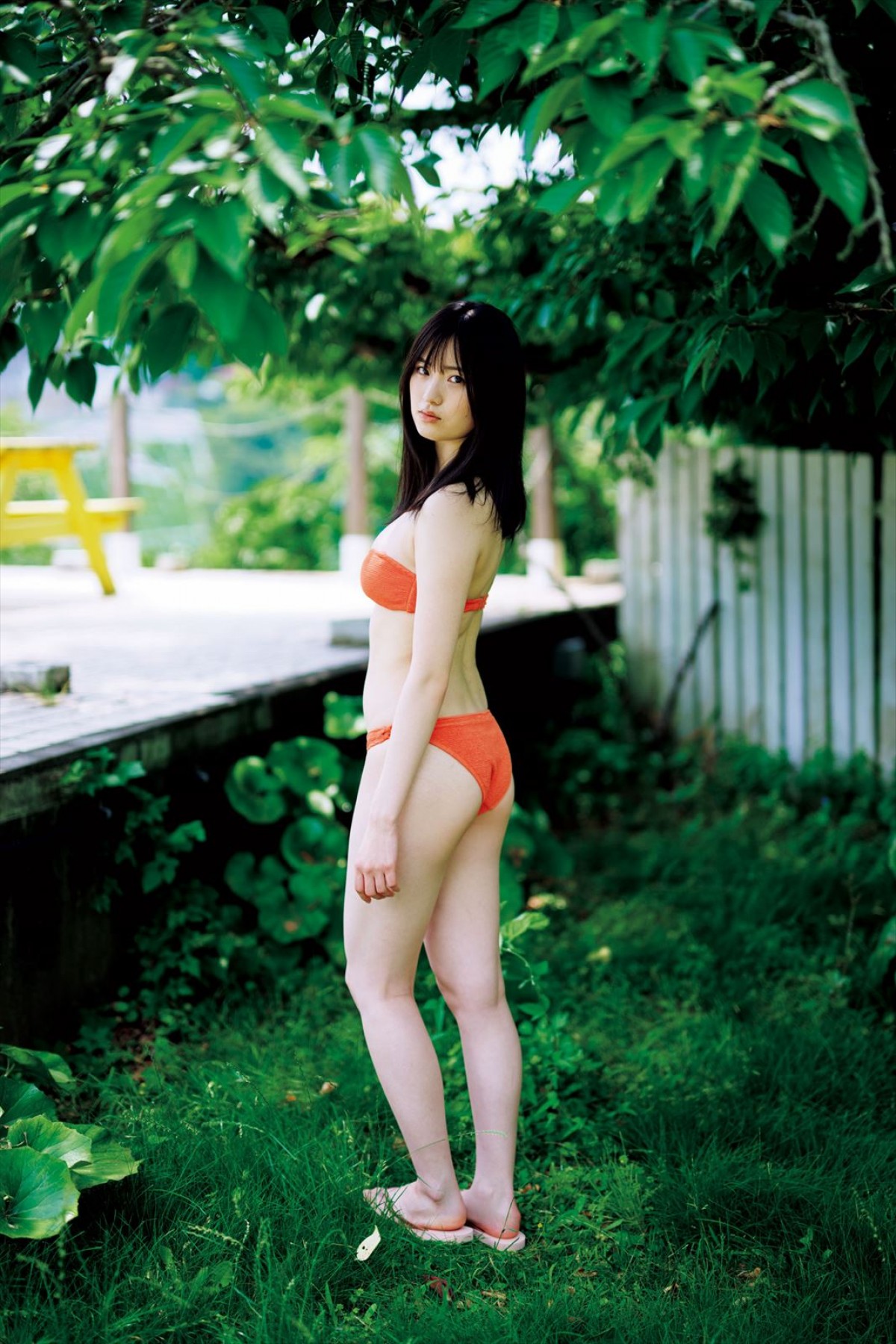 菊地姫奈17歳、フレッシュ水着姿で大胆ポーズ披露