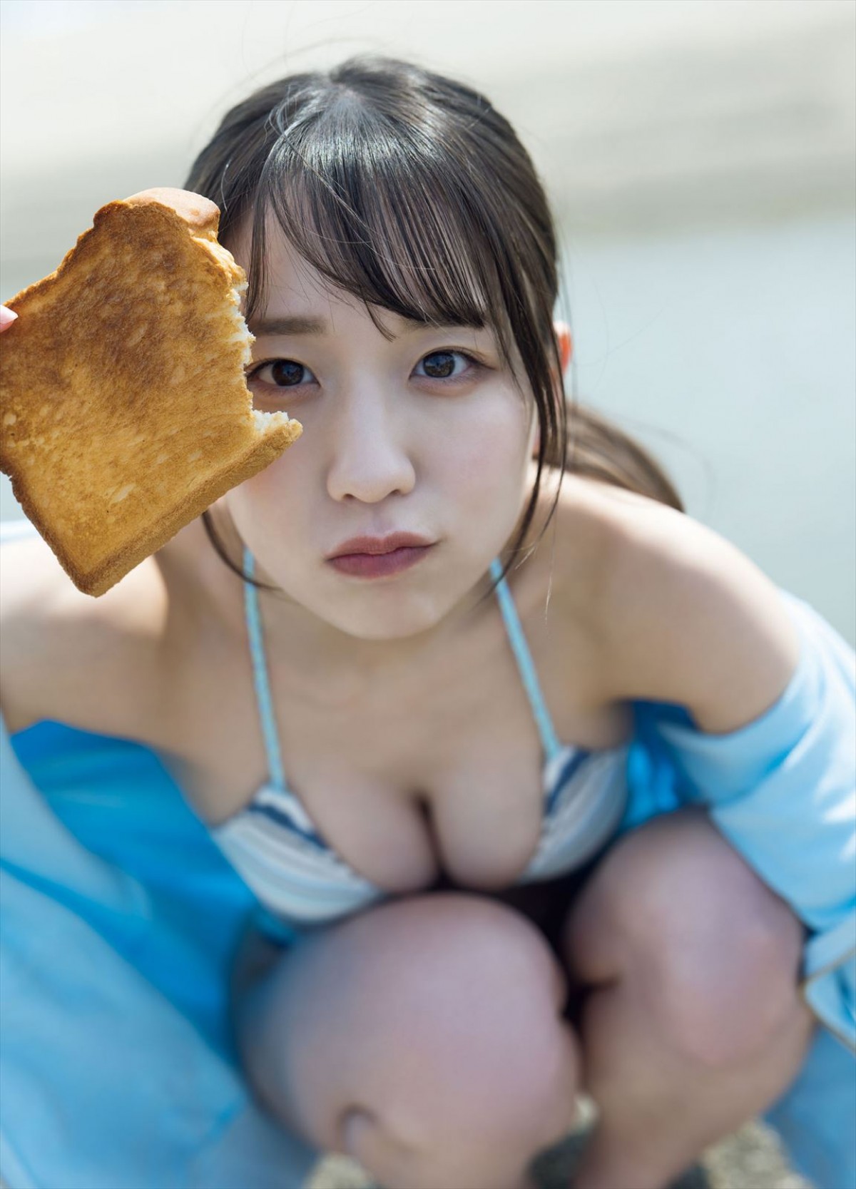 菊地姫奈17歳、フレッシュ水着姿で大胆ポーズ披露