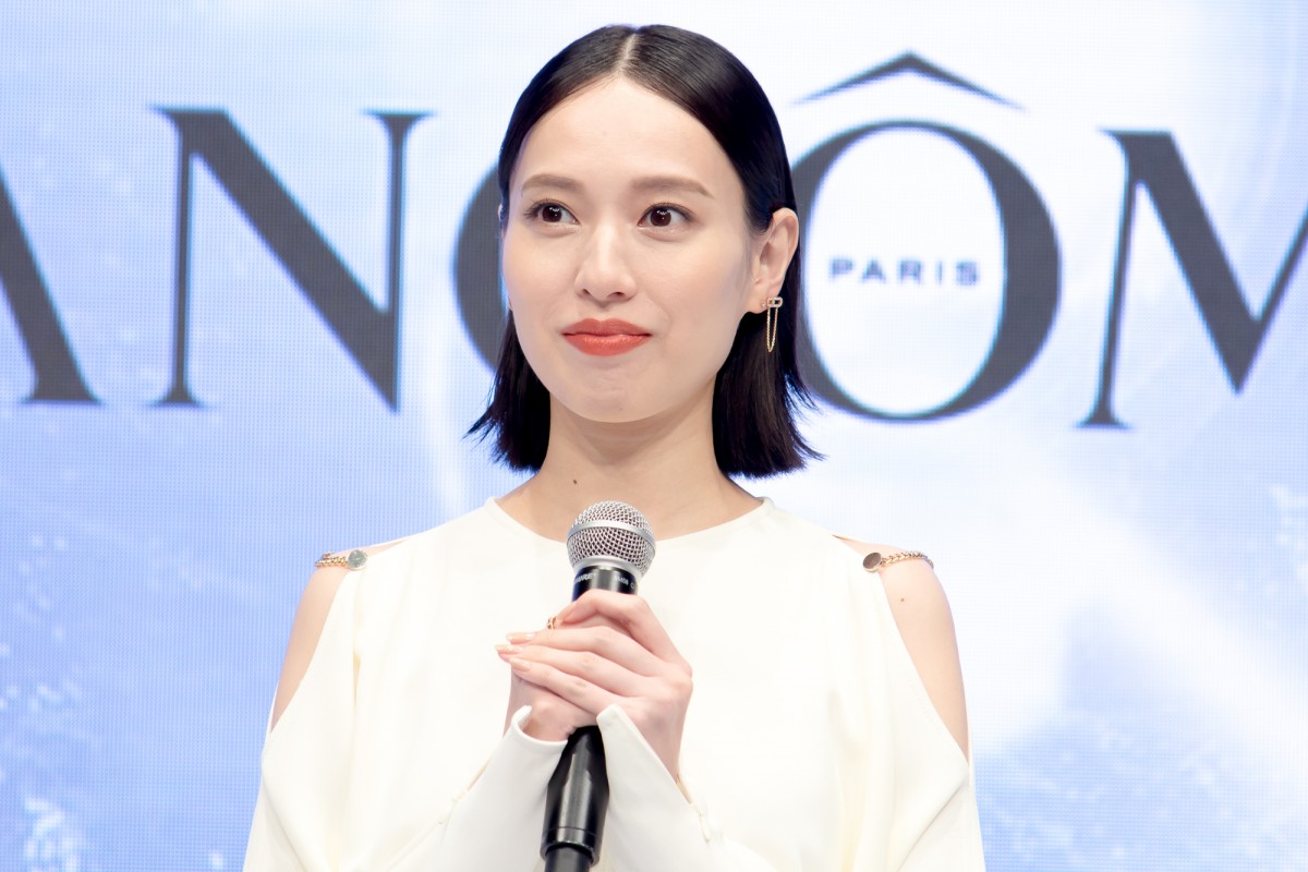 戸田恵梨香、白ドレスで登場　ポジティブに過ごす秘訣は「自分を信じてあげること」