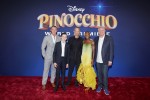 映画『ピノキオ』ワールドプレミア開催（左から）ルーク・エヴァンス（コーチマン役）、ベンジャミン・エヴァン・エインズワース（ピノキオ役）、トム・ハンクス（ゼペット役）、シンシア・エリヴォ（ブルー・フェアリー役）、ロバート・ゼメキス監督