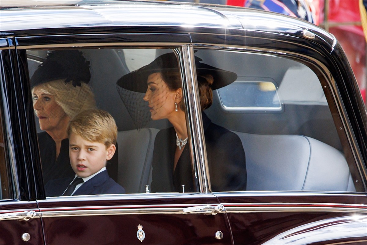 英シャーロット王女、兄のジョージ王子にお作法のアドバイス　4歳ルイ王子はまだ崩御の意味がわからず