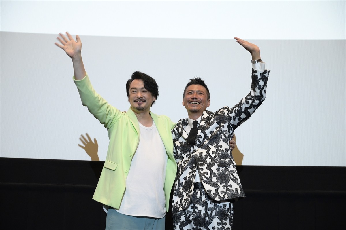 映画『スーパー戦闘 純烈ジャー 追い焚き☆御免』初日舞台あいさつに登場した(左から)小田井涼平、岩永洋昭