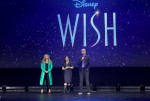 映画『ウィッシュ』「D23 EXPO」に登壇した（左から）ジェニファー・リー、ファウン・ヴィーラスンソーン、クリス・バック