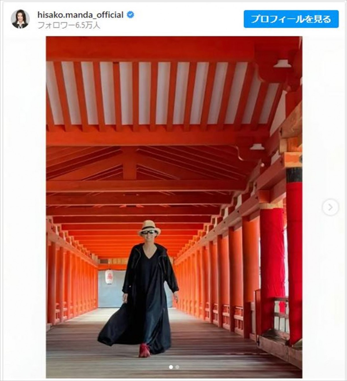萬田久子、黒ロングワンピで宮島かっ歩　灯篭から“ひょっこり”顔出し「私も修復中」