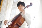 【写真】“10年後の聖司”を演じ、チェロを弾く松坂桃李