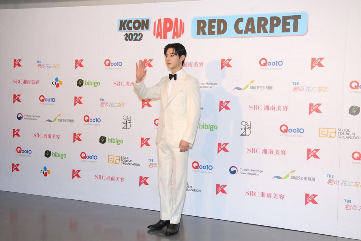 NiziU「KCON」最終日にそろって登場！　へそチラ＆ブーツのキュートコーデ