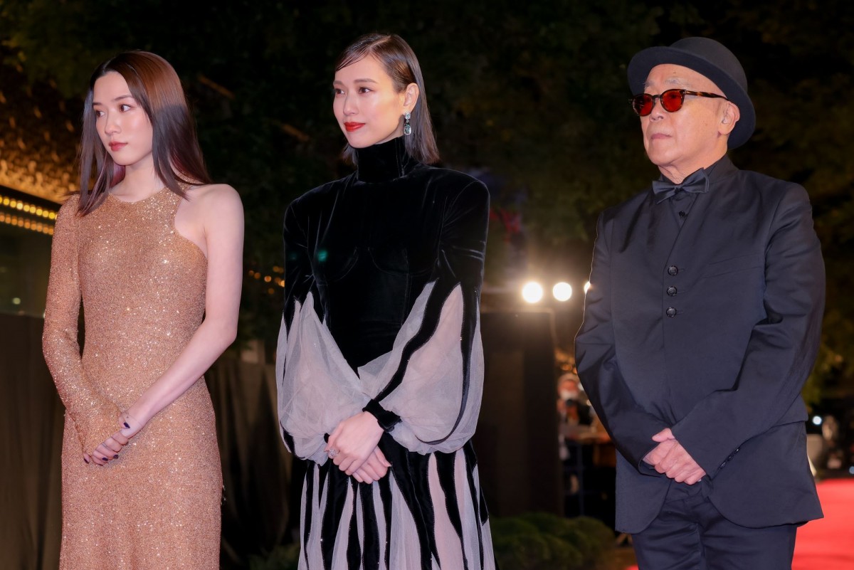 戸田恵梨香＆永野芽郁、輝くドレス姿で登場　美のオーラ放つ＜第35回東京国際映画祭＞