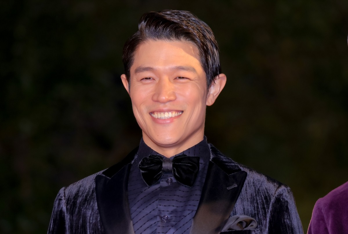 鈴木亮平＆宮沢氷魚、シックなスーツ姿で魅了！　身長180cm超えの見事な着こなし＜第35回東京国際映画祭＞