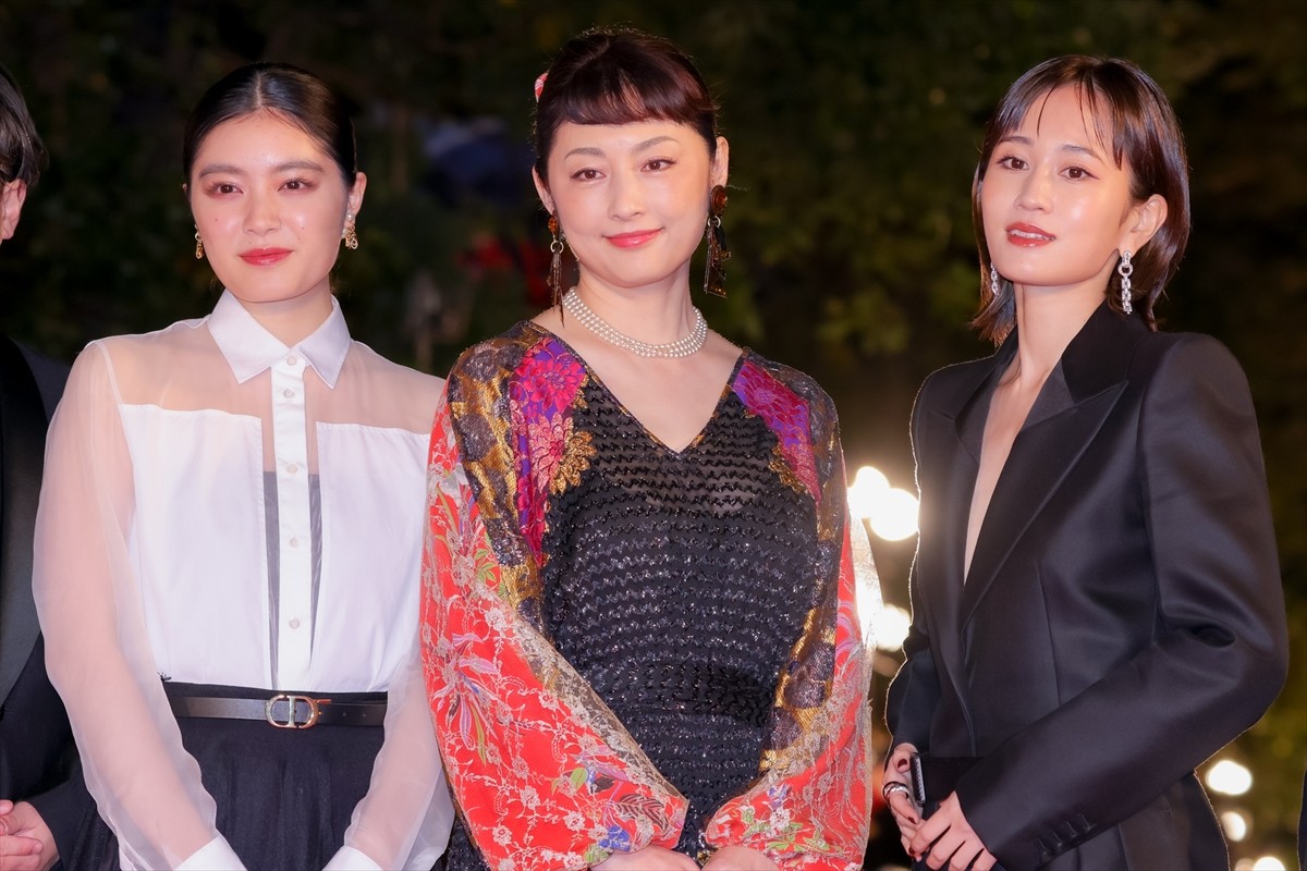 前田敦子、深Vネックスーツで輝く美しさ！　笑顔でファンサービスも＜第35回東京国際映画祭＞