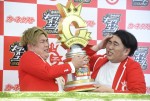 【写真】『KOC』優勝のビスケットブラザーズ、優勝トロフィーで流血　賞金の使い道を語る