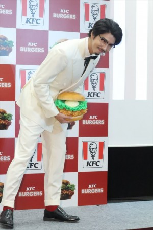 「ケンタッキーバーガー本気宣言」発表会に登壇した賀来賢人