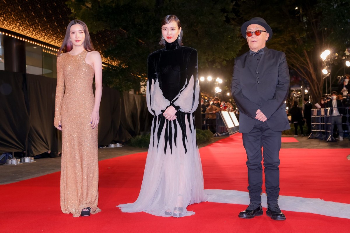 戸田恵梨香＆永野芽郁、輝くドレス姿で登場　美のオーラ放つ＜第35回東京国際映画祭＞