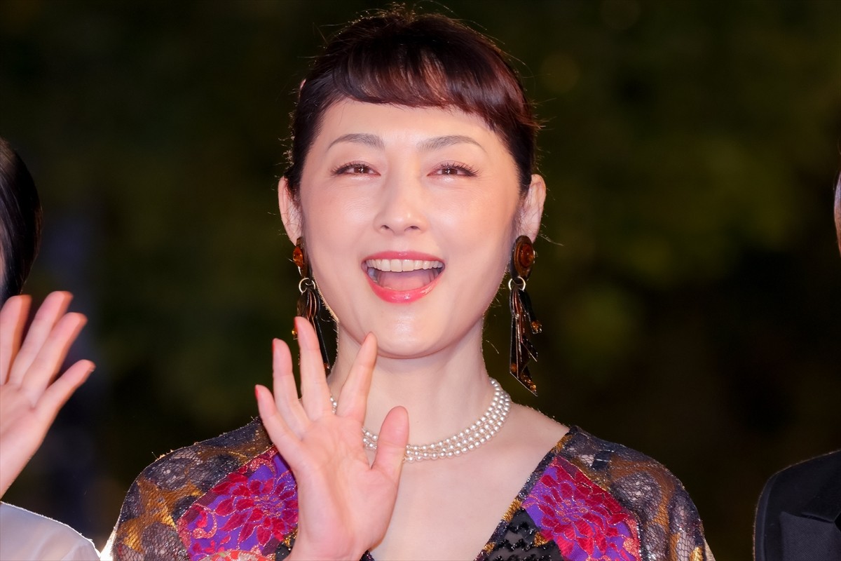 常盤貴子、オン眉ヘアを披露！　花柄ドレスでレッドカーペット彩る＜第35回東京国際映画祭＞