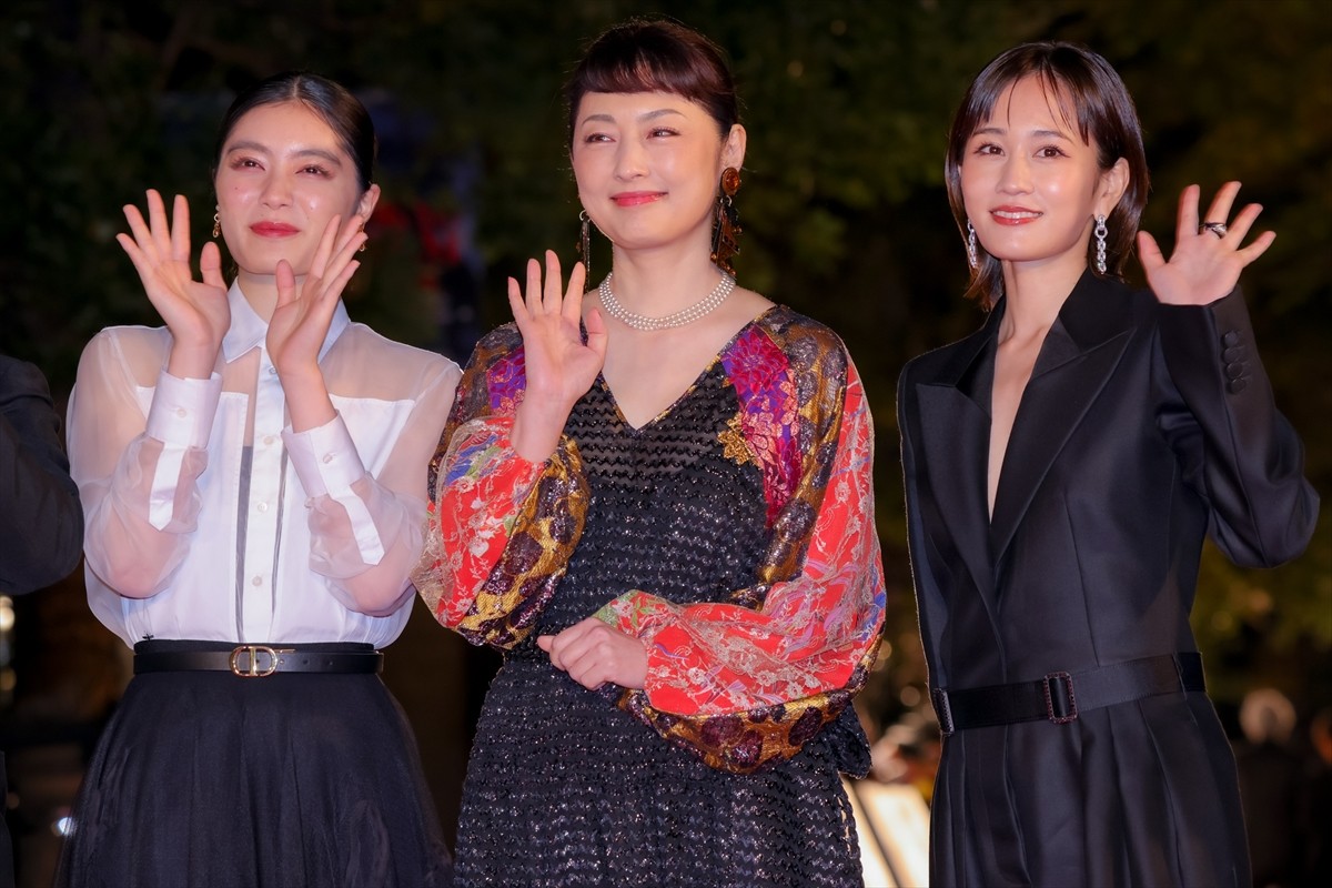 前田敦子、深Vネックスーツで輝く美しさ！　笑顔でファンサービスも＜第35回東京国際映画祭＞